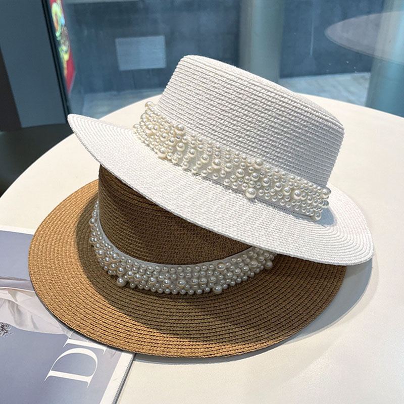 Bucket Hat Straw - 新作、つばが平らな麦わら帽子。パール装飾が施され、カジュアルで夏にぴったりの日焼け防止帽子。女性向けの、おしゃれなビーチハット。プレゼントにも最適。